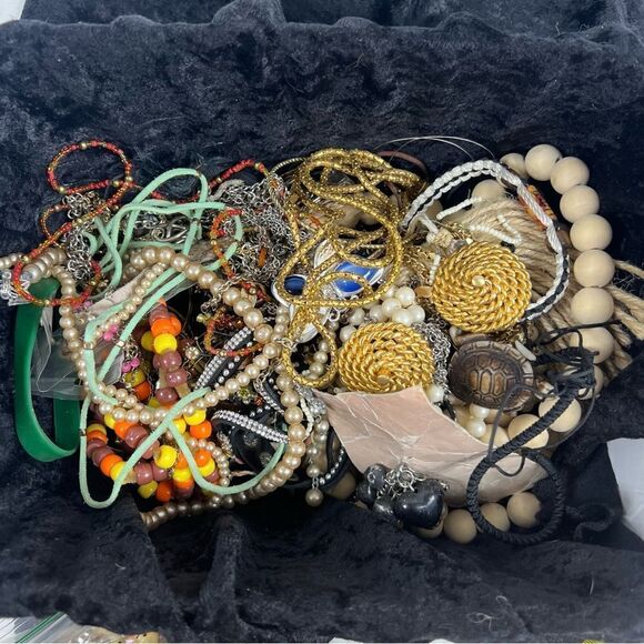 5 pounds of craft jewelry bundle vintage to current for repurpose - Picture 13 of 15